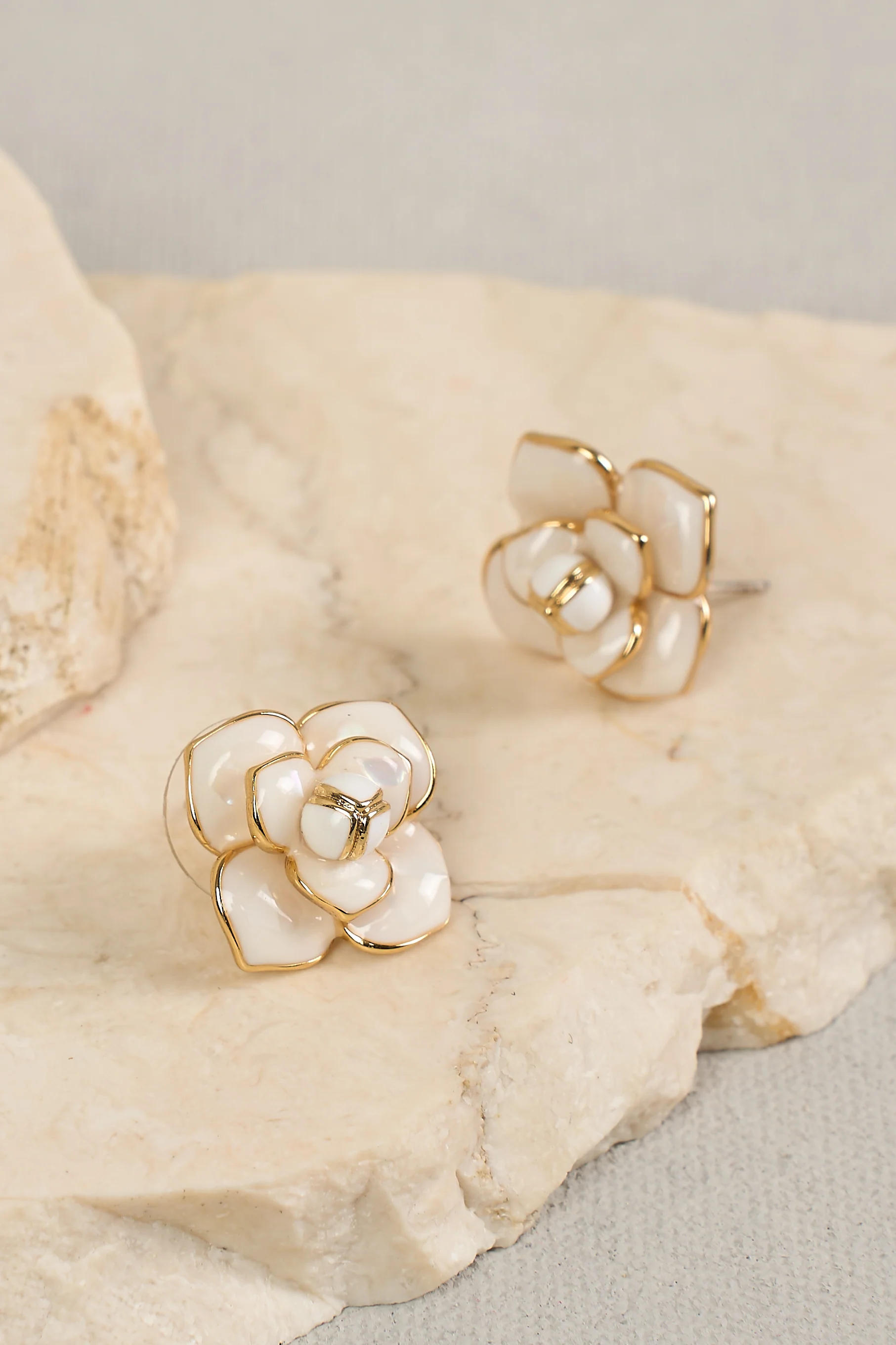 Floral Stud Earrings - White - Skullriy