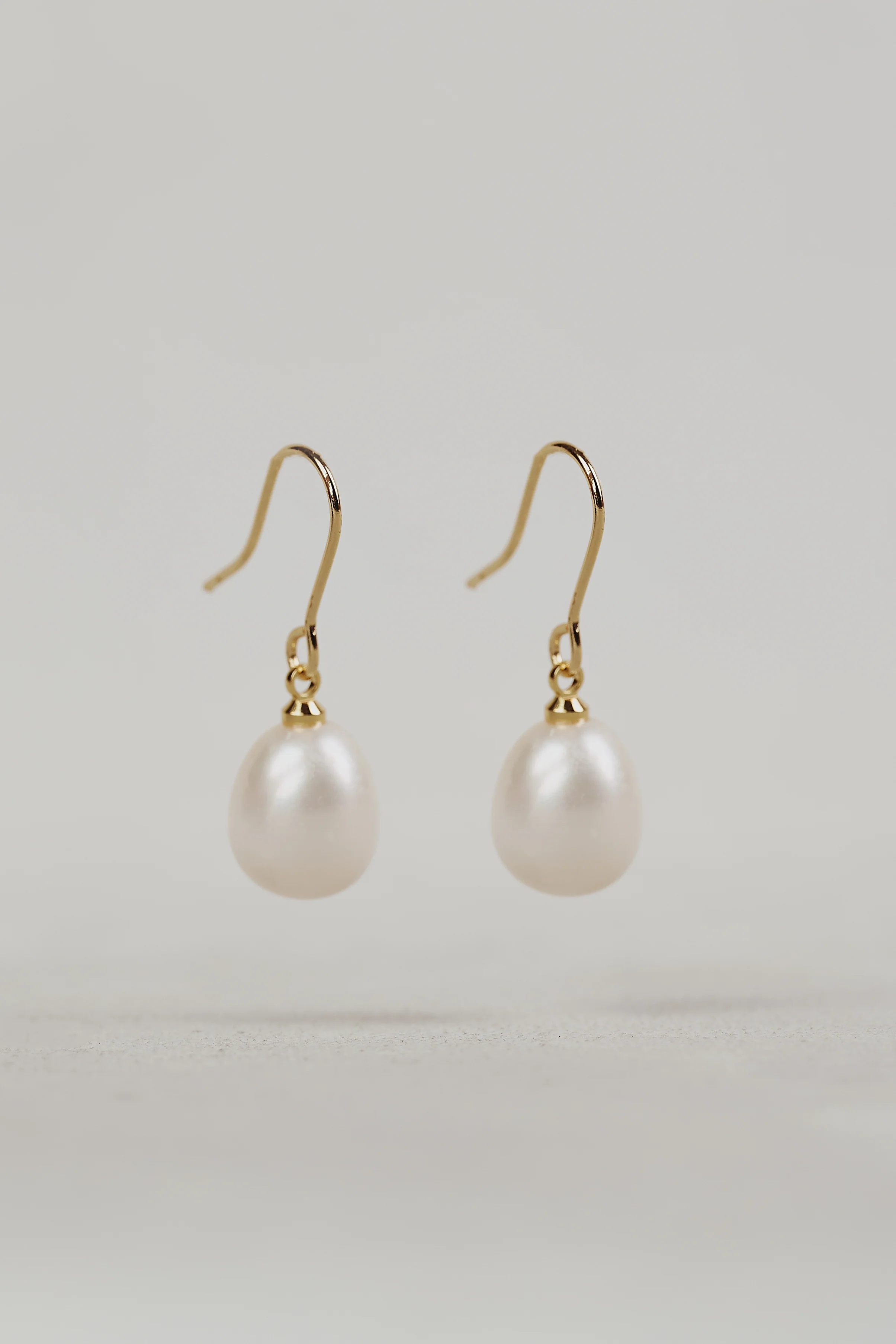 Pearl Drop Earrings - White - Skullriy