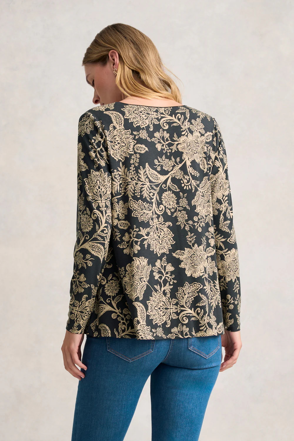 V-Neck Relaxed T-Shirt - Black & Stone Paisley - Skullriy