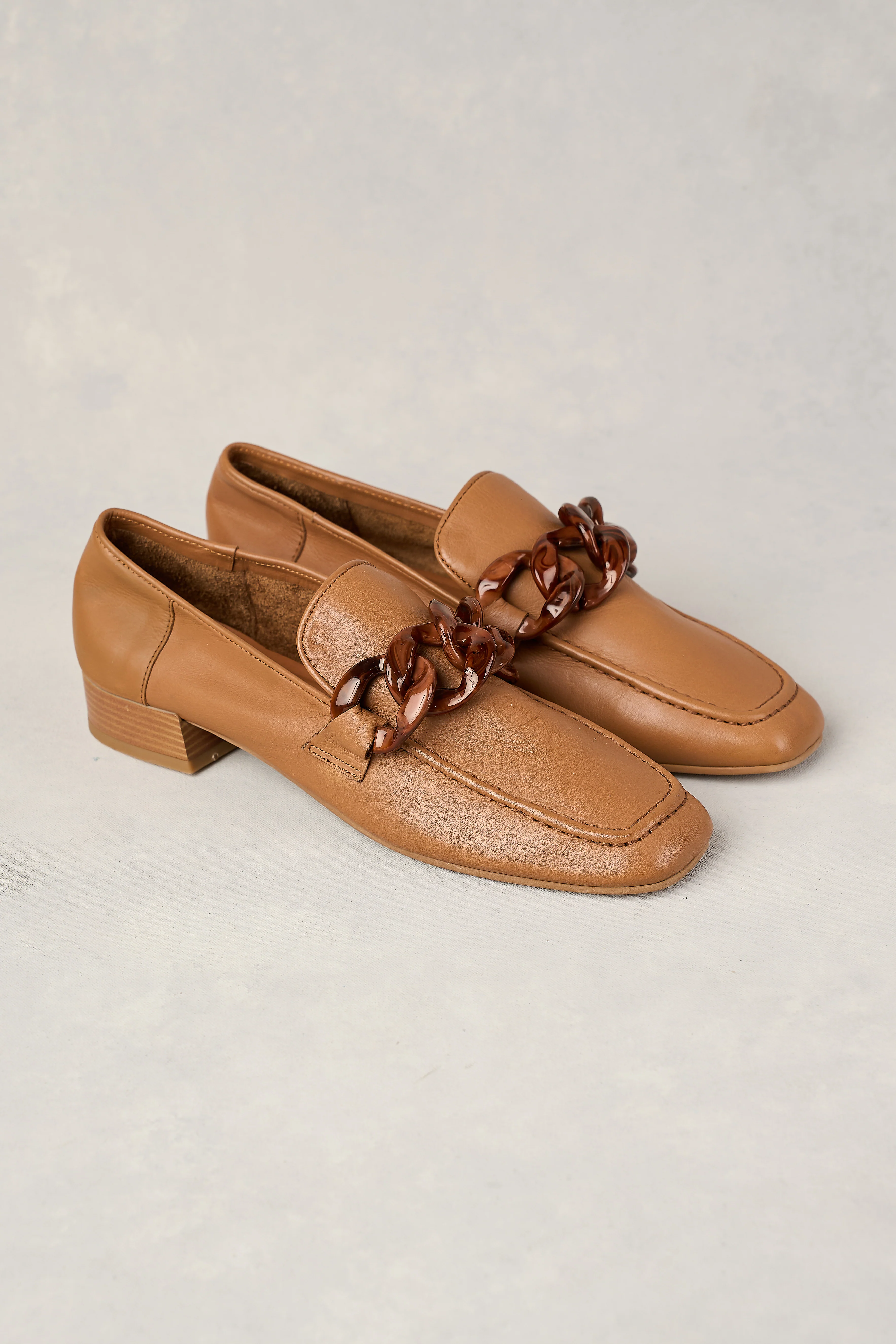 Resin Chain Trim Loafer - Tan - Skullriy